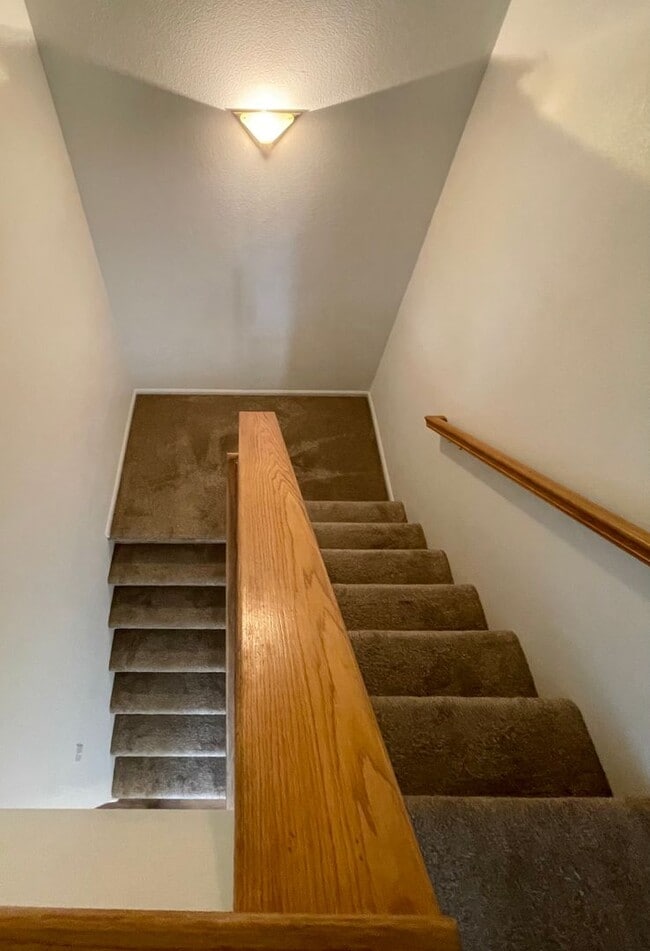 Building Photo - Townhome -2 bed 2.5 bath + bonus area