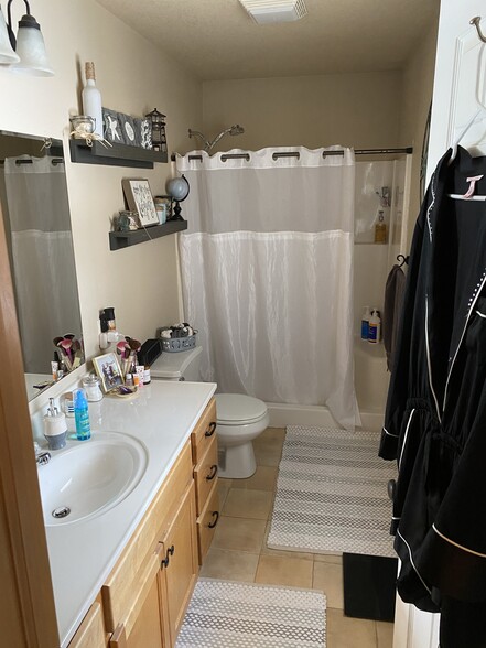 master bath - 1140 Nolan Ct