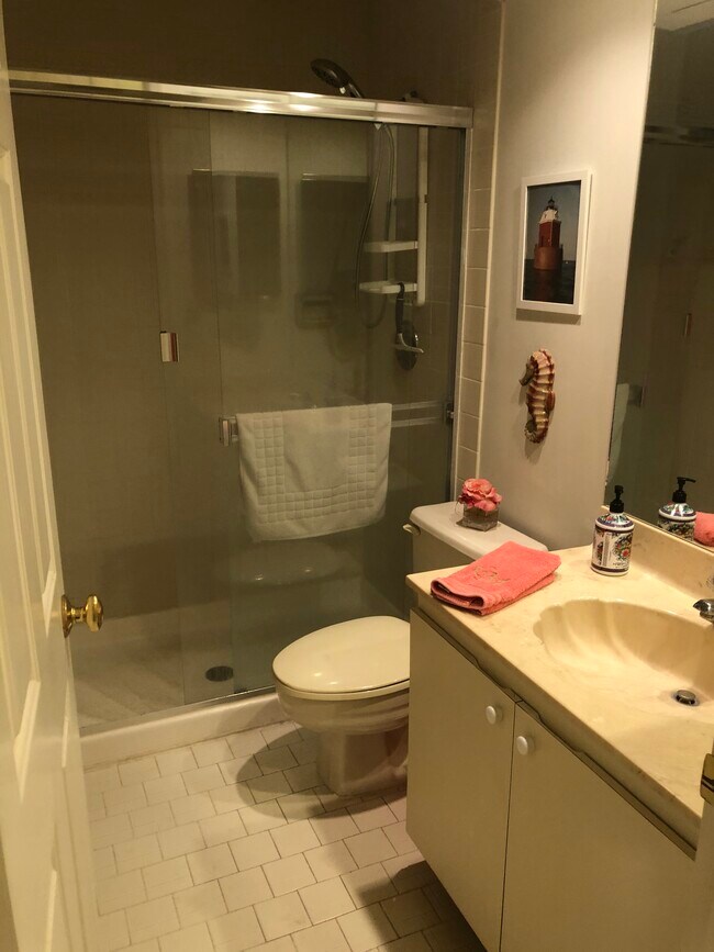 Building Photo - 7 Lexington Ln E