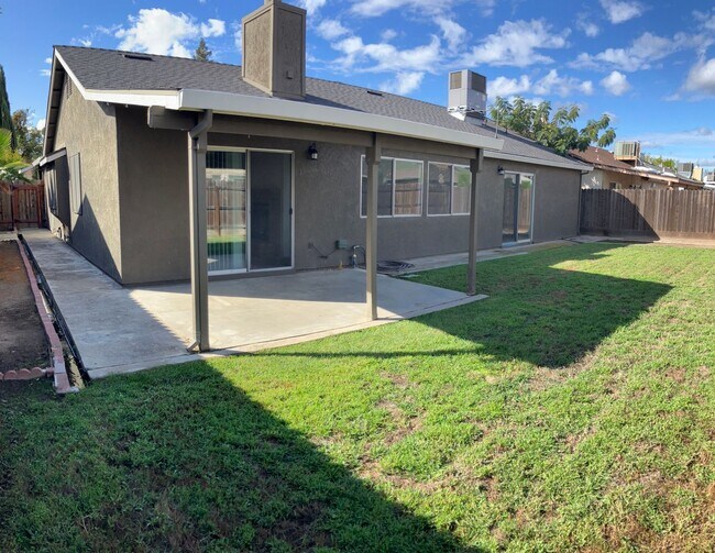 Building Photo - 3813 Saguaro Cir