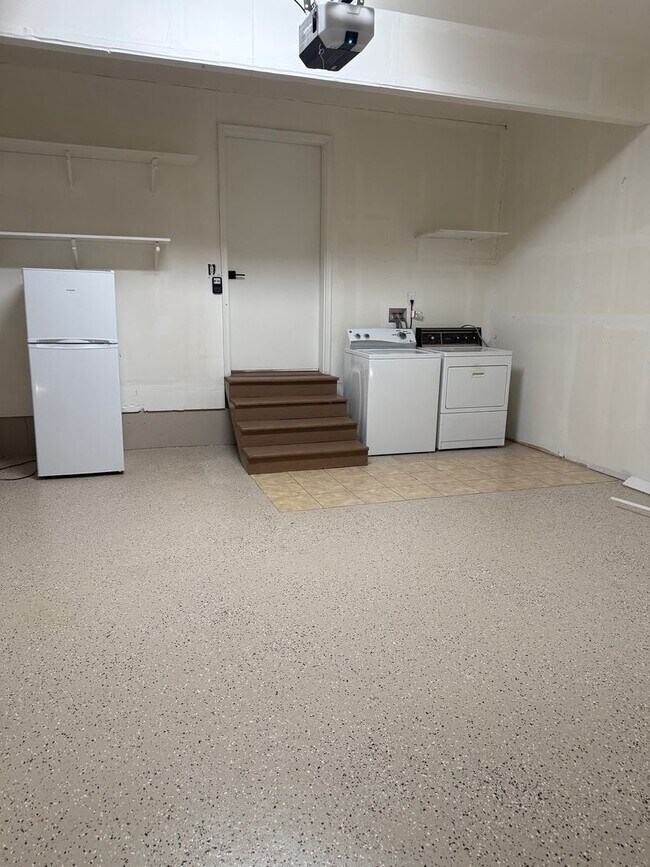 Building Photo - Updated Private Townhouse w/ Plenty of Parking