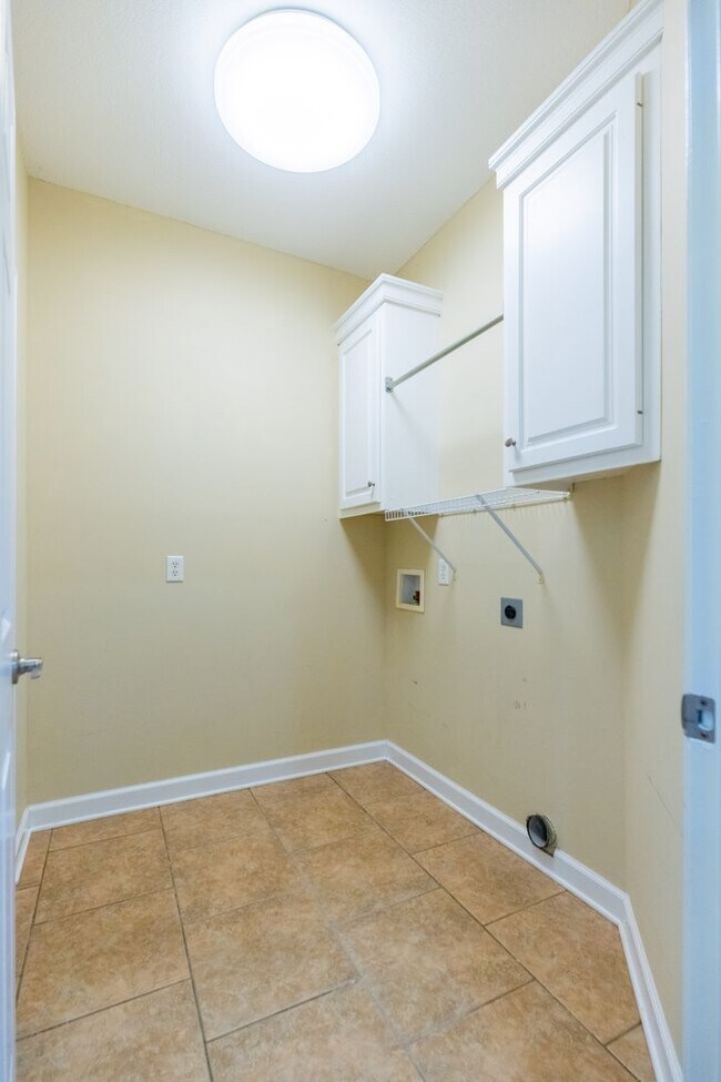 Building Photo - 4004 Grey Oak Dr