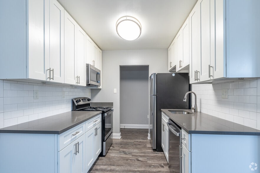 3BR, 2BA - 1,175SF - Kitchen - The Alante in Alexandria