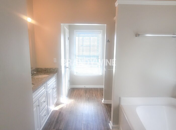 Building Photo - 2801 Driftwood Ct