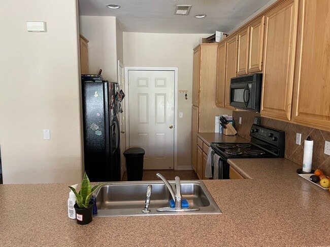 Building Photo - 986 Mountain Crest View