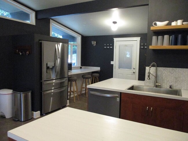 Building Photo - 3 bedroom Rambler with Above Garage Studio...
