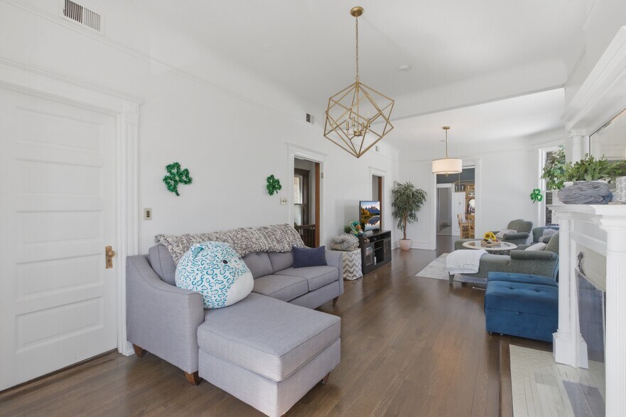 Building Photo - 850 W Oakdale Ave