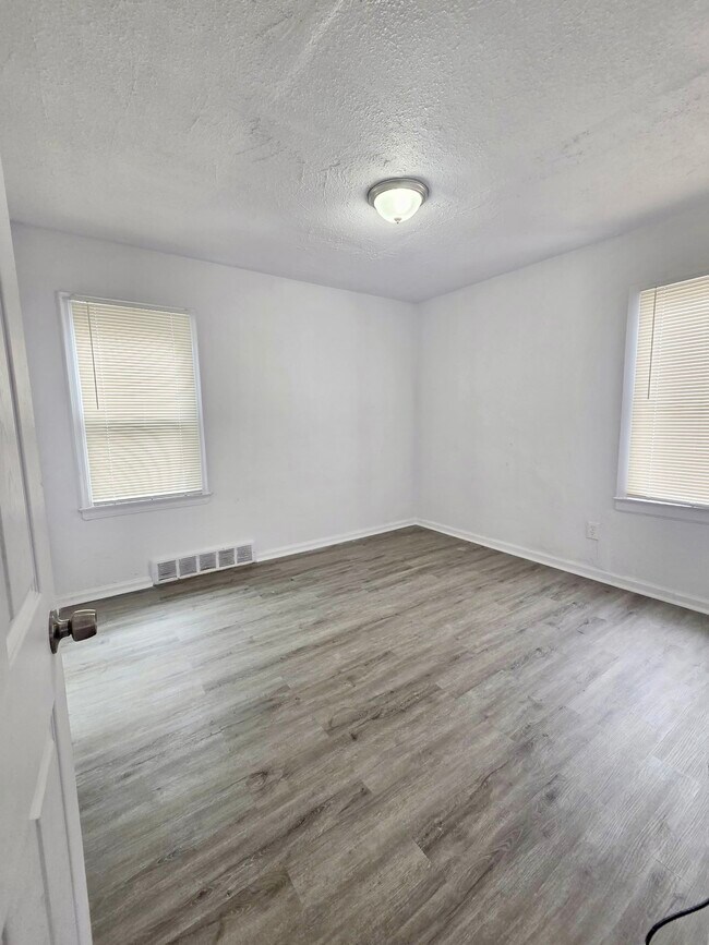 Building Photo - 9589 Mansfield St