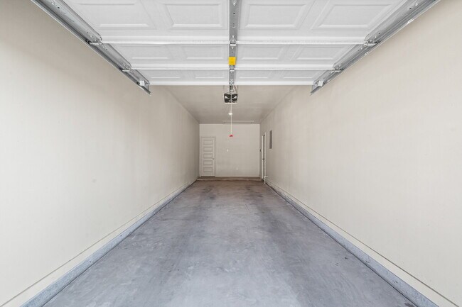 Building Photo - Beautiful Townhome Located South of Town N...
