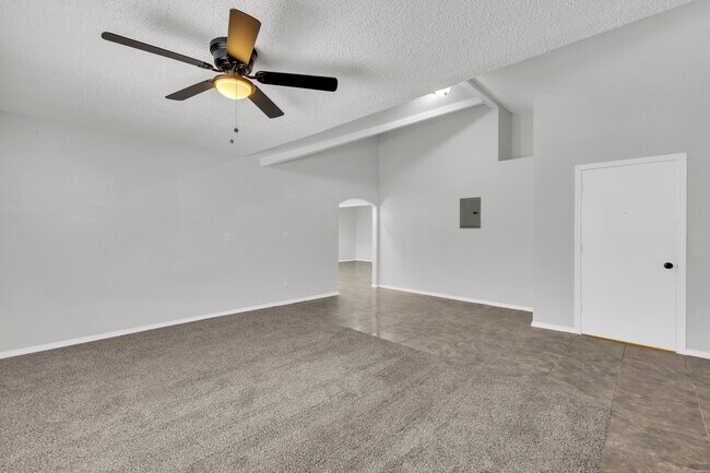 Building Photo - 10400 Valle Koki Dr