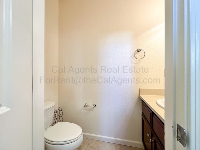 Building Photo - 110 Heligan Ln