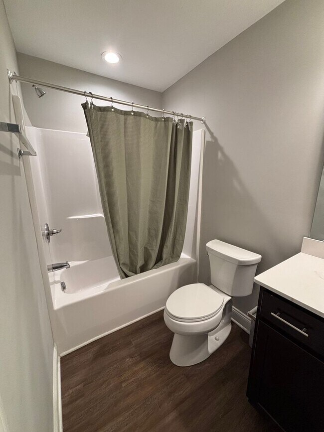 Building Photo - Beautiful Townhome in Washington! - 2 Bedroom