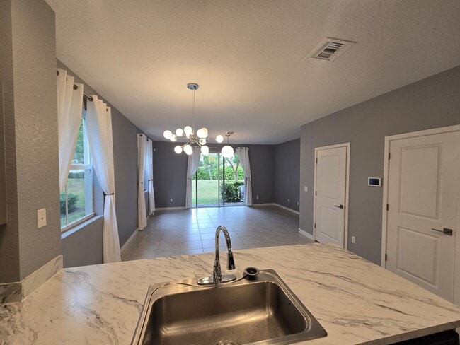 Building Photo - Bright and Easy-Living Home in Riviera Beach