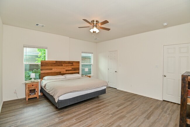 Building Photo - 1110 Louise St