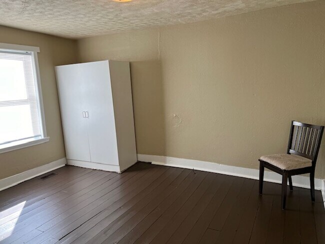 Building Photo - Single Family House in Town