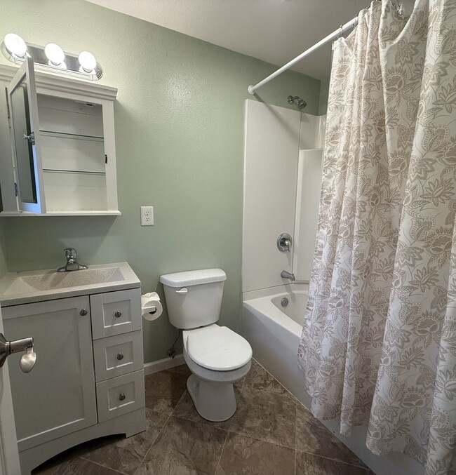 Building Photo - **Sunny Sequim**