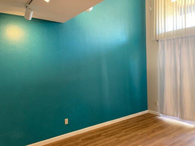 Building Photo - East Side Townhouse