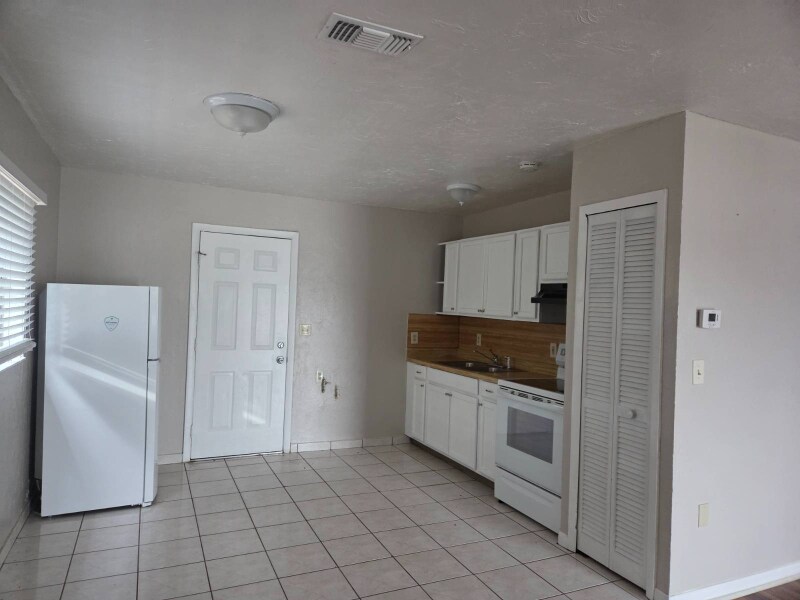 Building Photo - 320 Blanco Ct