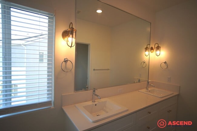 Building Photo - 4 Bedroom House in Gossamer Grove!