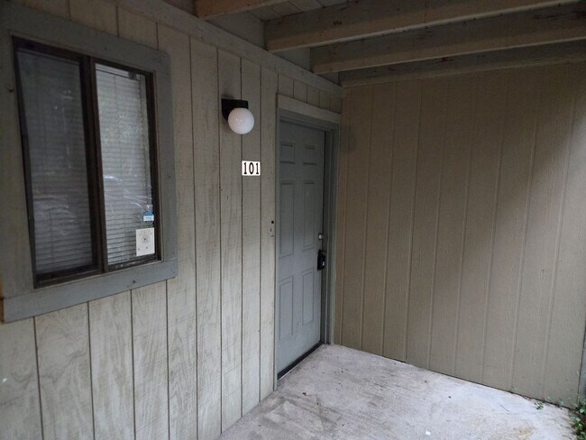 Building Photo - 2BR/2BA just minutes from Shands Hospital ...