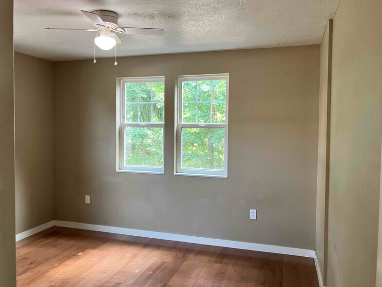 Building Photo - 235 Catron St N