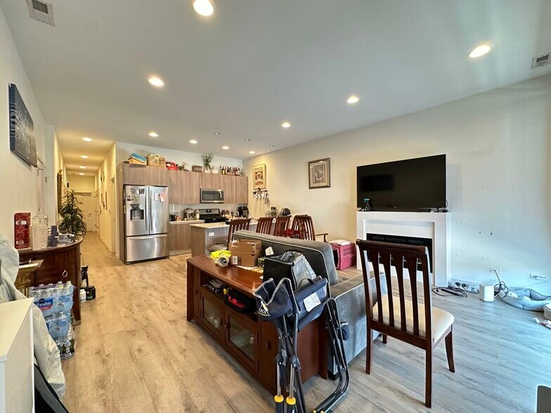 Building Photo - 4111 N Narragansett Ave