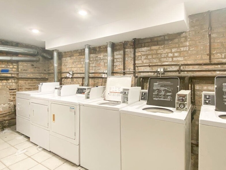 Building Photo - 922 W Addison St