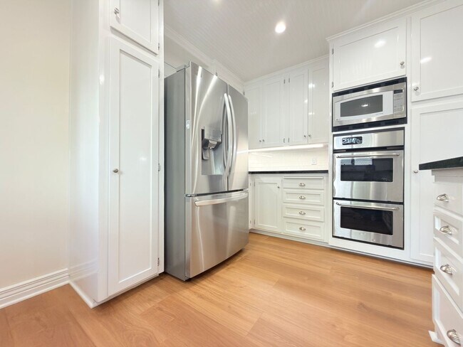 Building Photo - 12552 Oxnard St
