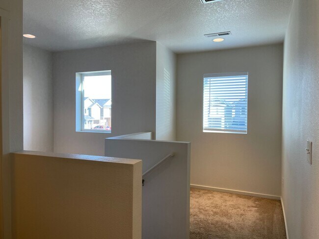 Building Photo - BEAUTIFUL 3 Bedroom 2.5 Bath Home! High Ce...