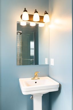 Building Photo - Bright 2 bedroom 1 bathroom Queen Anne Apartment with skyline views