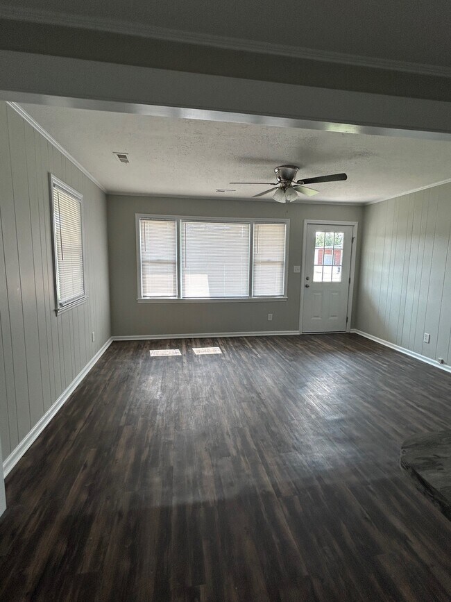 Building Photo - 604 16th Ave