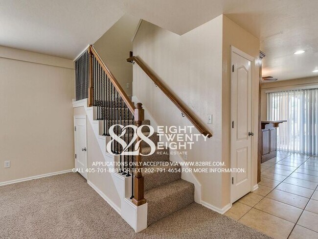 Building Photo - Spacious 2 Bed/1.5 Bath Norman Townhome Du...