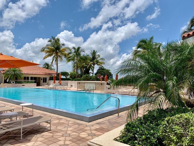 Building Photo - 20000 E Country Club Dr