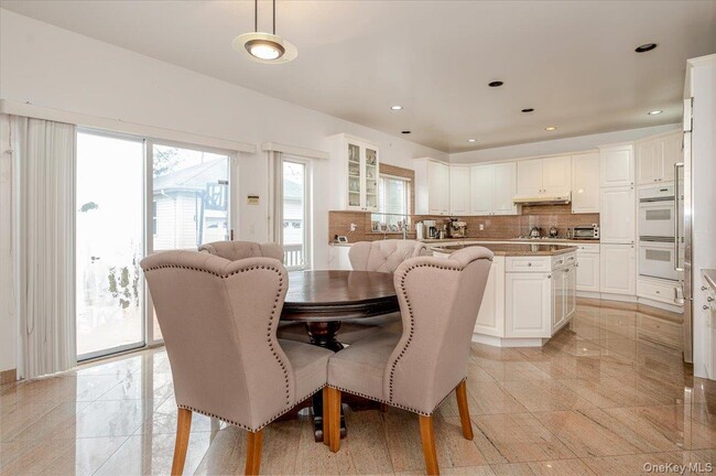 Building Photo - 11 Drury Ln