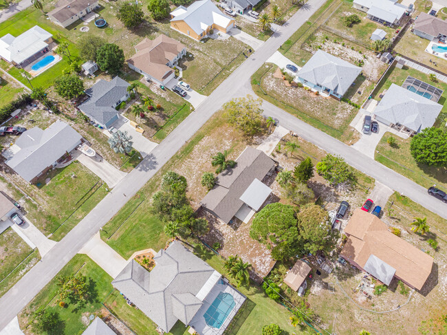 Building Photo - 602 SE Ridgely Ave