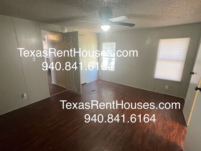 Building Photo - Newly Remodeled 3/2 Home Available NOW!
