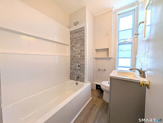 Building Photo - 516 Main St