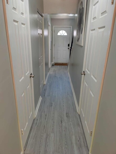 Main hallway (2nd floor) - 11573 Overleigh Dr
