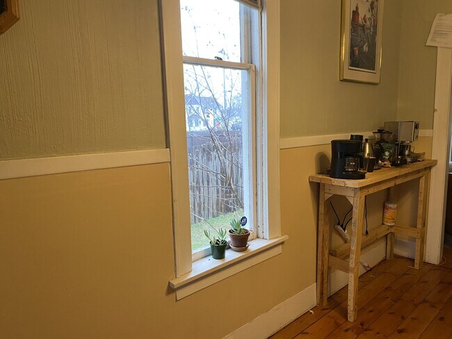 Building Photo - 11 W 14th St