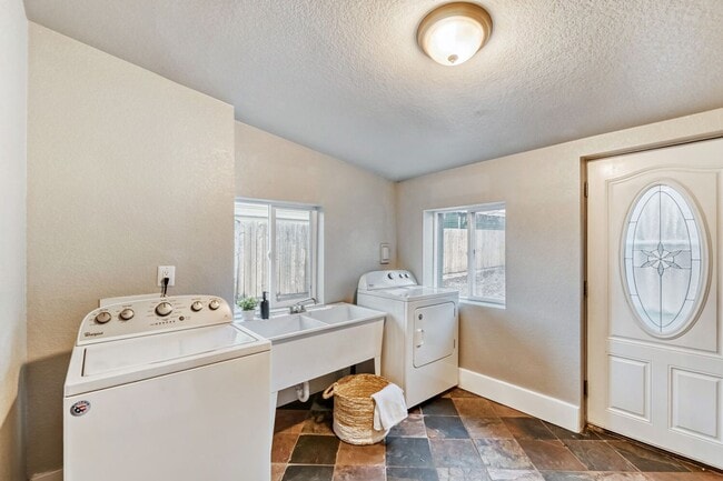 Building Photo - Updated Historic 5BR Near Downtown Denver & Light Rail! June Move-in Special!