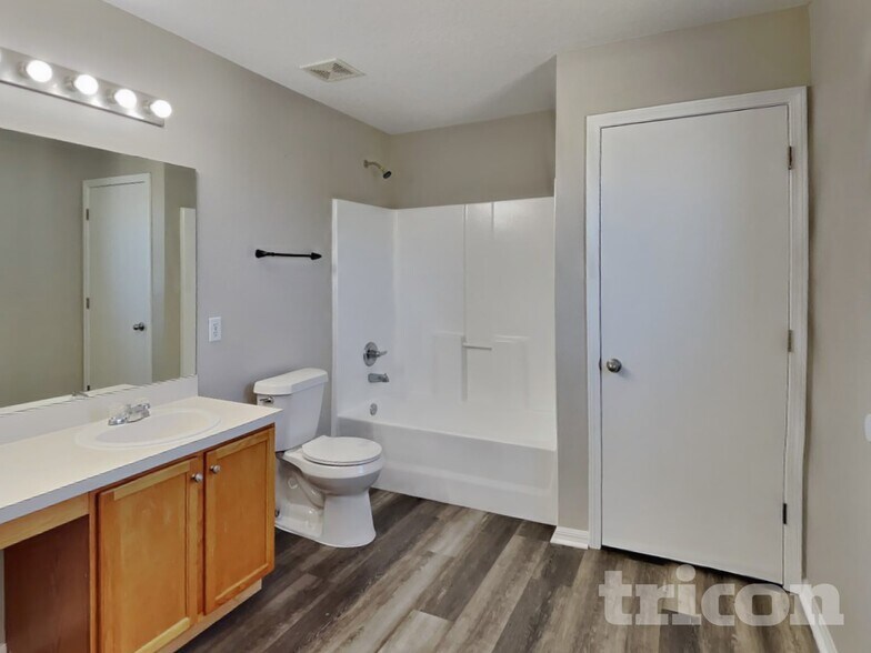 Building Photo - 10908 Golden Silence Dr