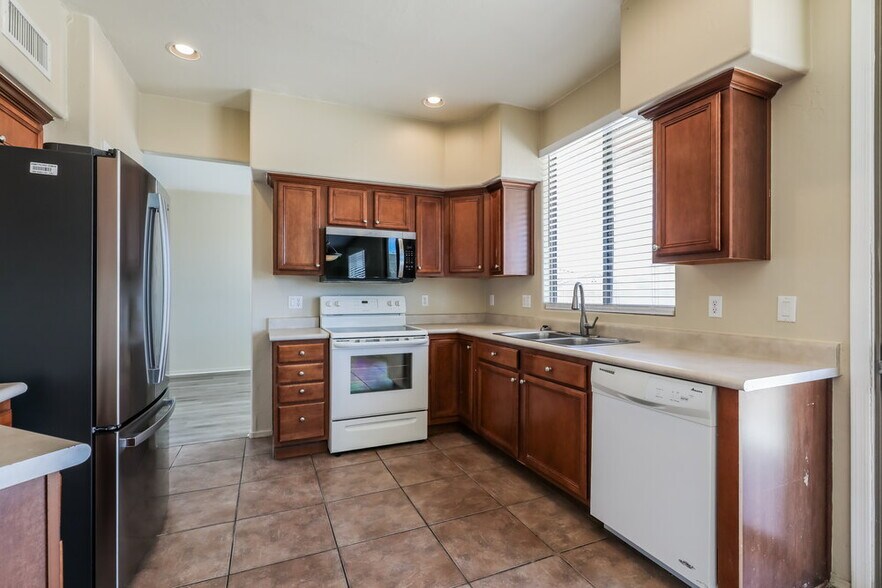 Building Photo - 5562 S Lemon Tree Dr