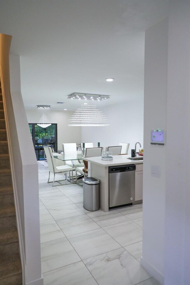 Building Photo - 148 SE 5th Ct