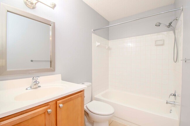 Building Photo - 1BR + Den Condo with Exclusive Move-In Incentive