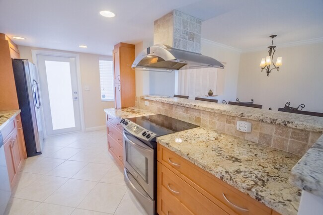 Building Photo - 300 E Royal Palm Rd