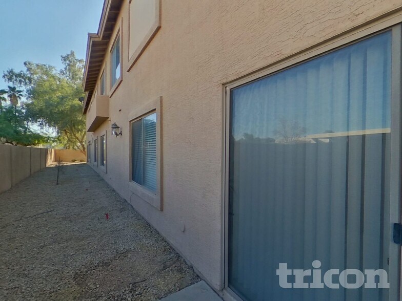 Building Photo - 1406 W Emerald Ave