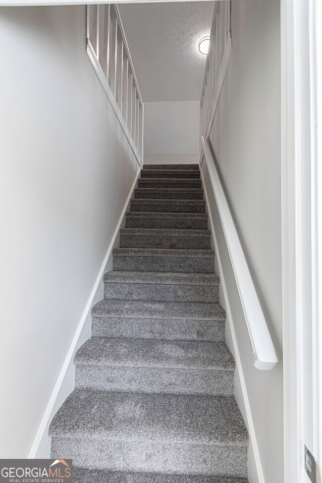 Building Photo - 3165 Henderson Walk