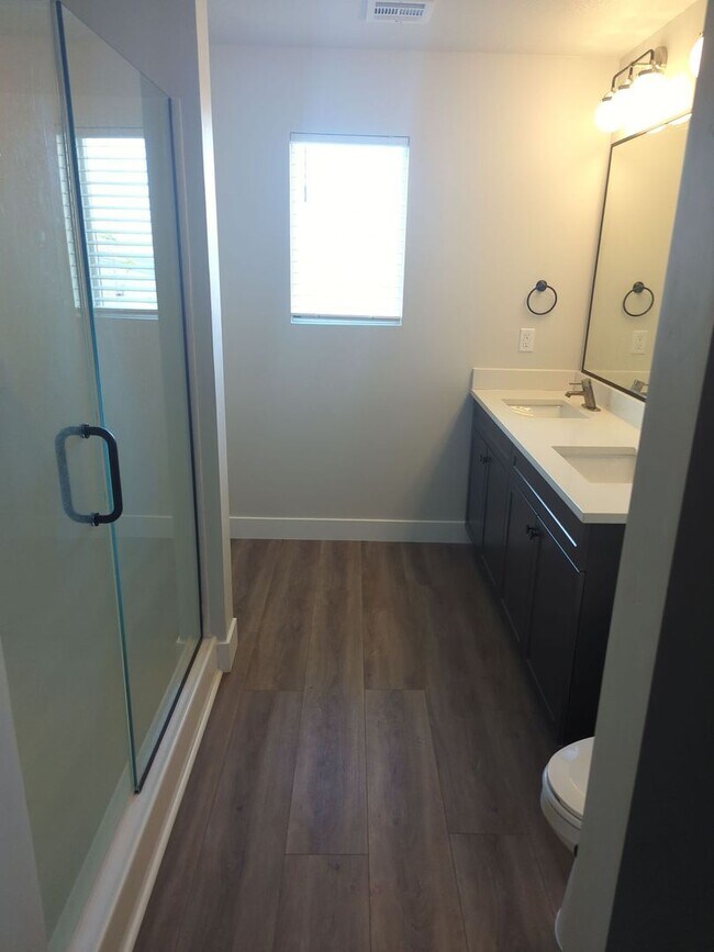 Building Photo - Spacious 4 Bedroom Townhome in Washington!
