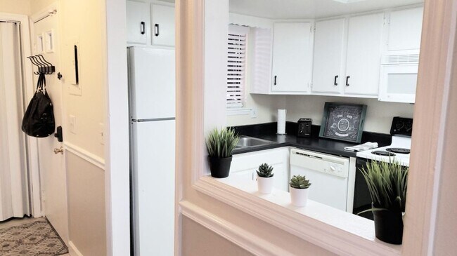 Building Photo - Beautiful  Furnished 1/1 condo x Rent  in Winter Park Next to Full Sail University !