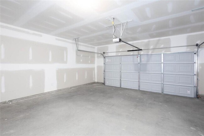 Building Photo - 590 River Run Dr